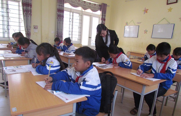 Cô và trò lớp 7A2, Trường Tiểu học và THCS xã Nậm Loỏng trong giờ học Toán.
